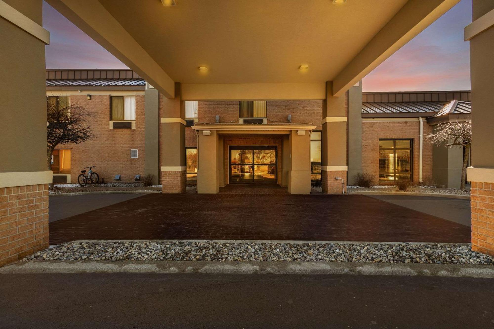 Comfort Inn Huntington Near University מראה חיצוני תמונה