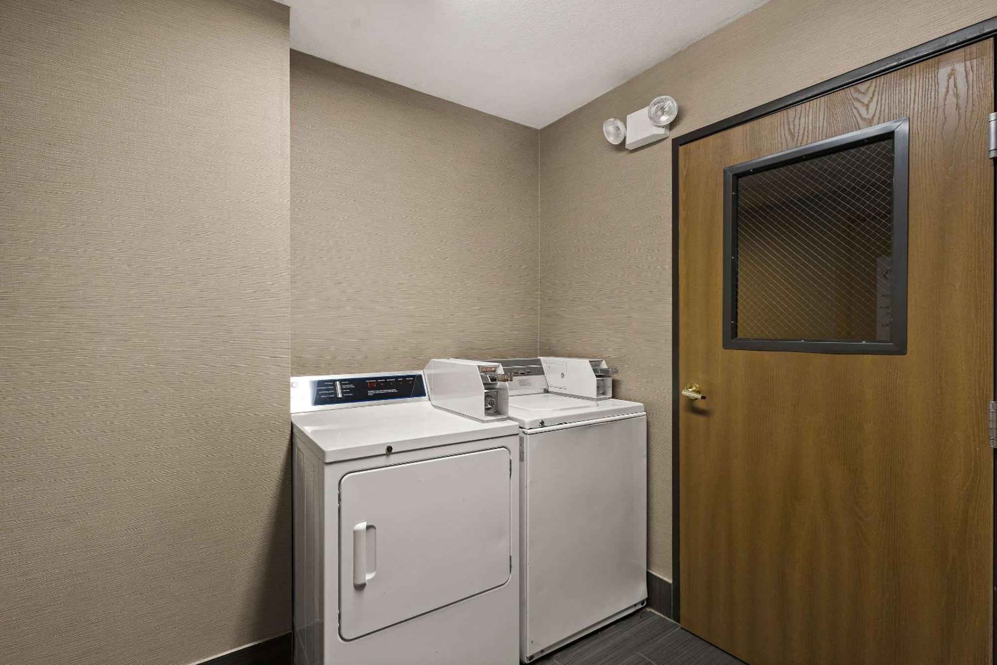 Comfort Inn Huntington Near University מראה חיצוני תמונה
