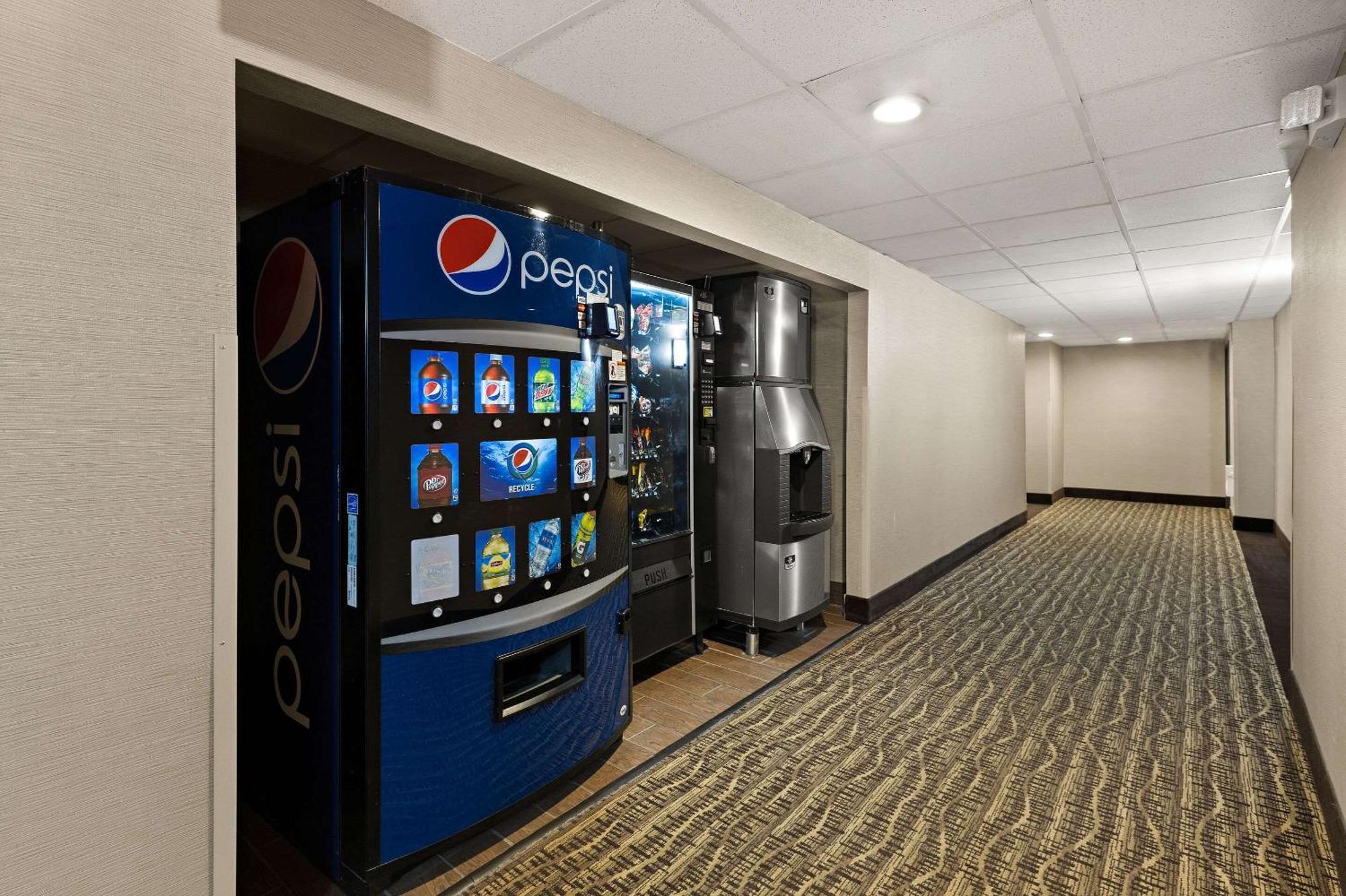 Comfort Inn Huntington Near University מראה חיצוני תמונה